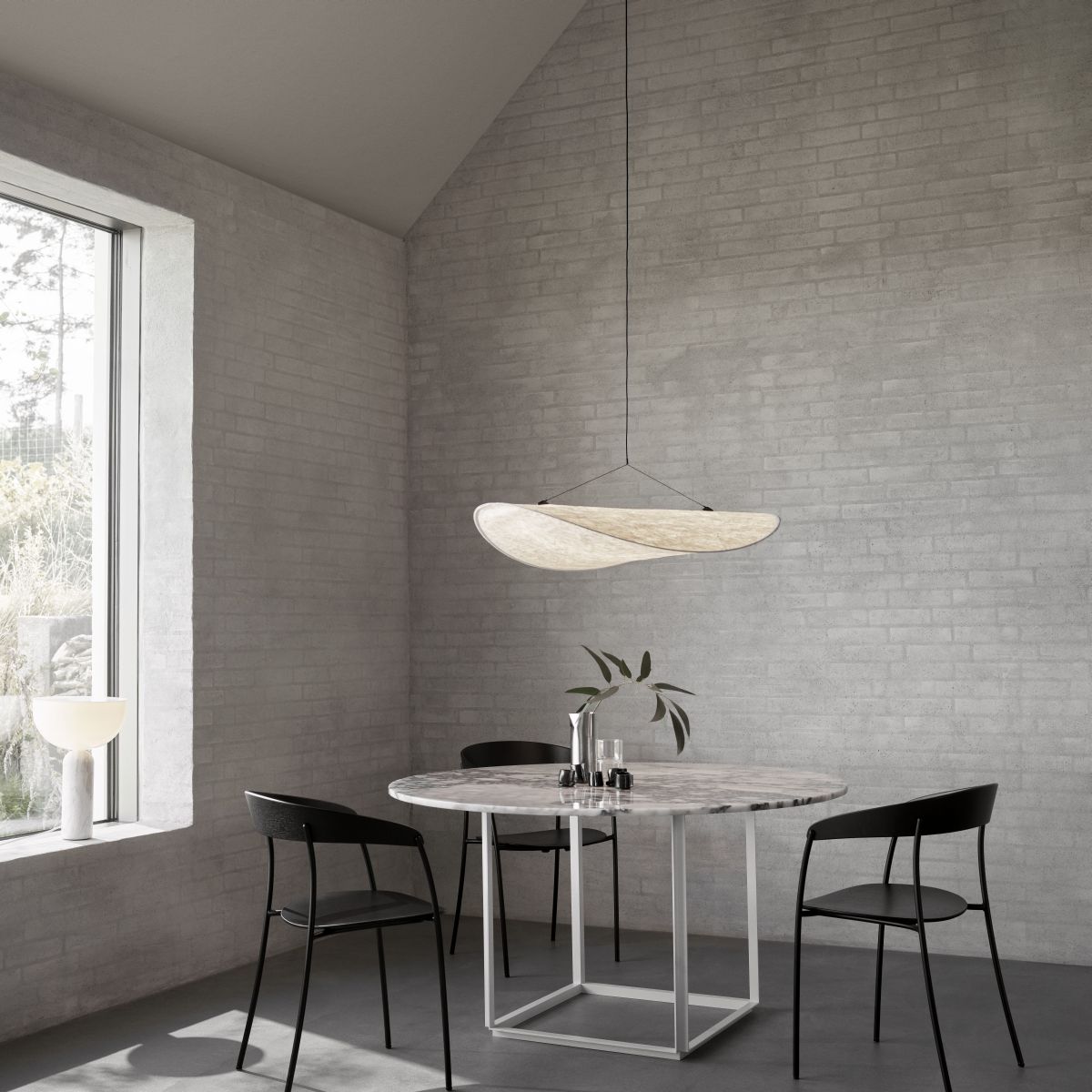 New Works Tense pendler hængende over et spisebord